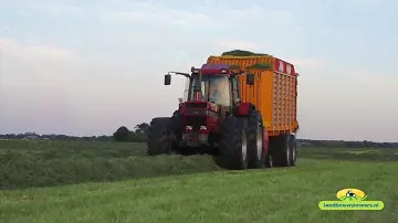 Gras oprapen met een Case IH 1455 XL met Veenhuis Combi 2000
